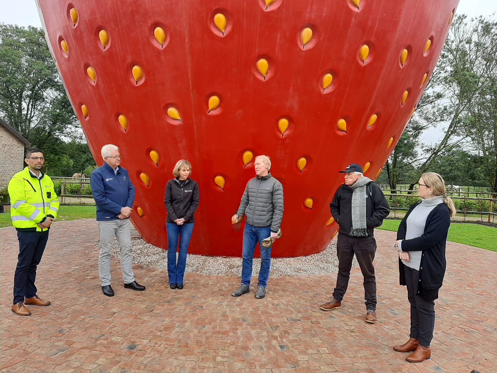 R - L Minister Mitchell, Premier Winde, owners of Redberry Farm, Mrs and Mr Miller, Mayor Van Wyk, and Minister Wenger