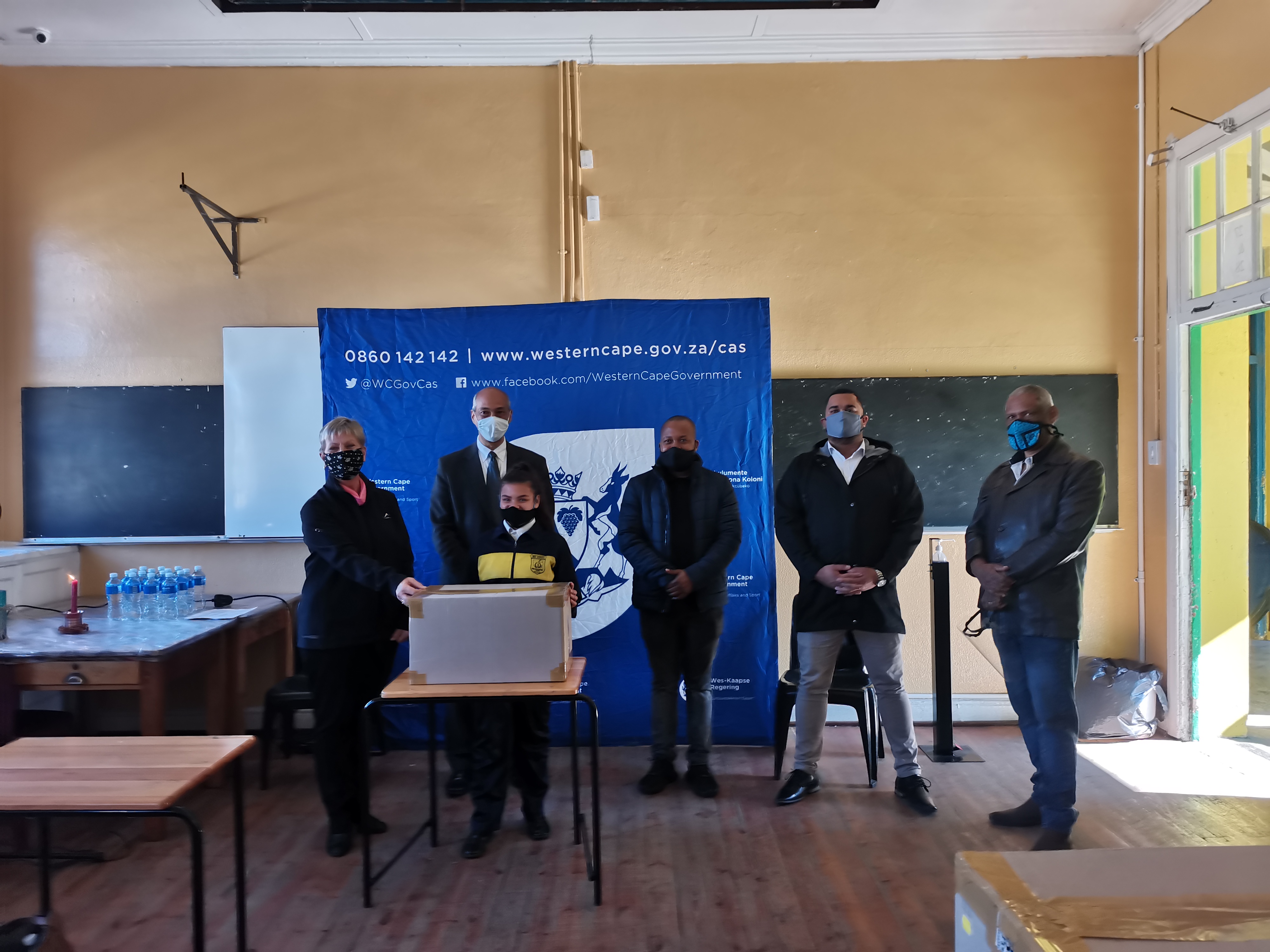 Minister Anroux Marais (left) accepts the food parcels donated by Capitec