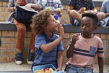 Kids with healthy lunch 