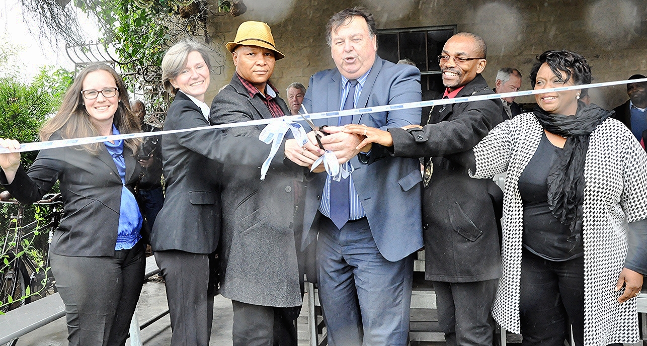 Melanie Hofmeyr (DTPW Director: Road Design), Jacqui Gooch (HOD - DTPW), Cllr Peter Lobese (Bitou Mayor), Minister Donald Grant (DTPW), Cllr Memory Booysen (Eden District Mayor) and Cllr Eleanor Bouw-Spies (Knysna Mayor).