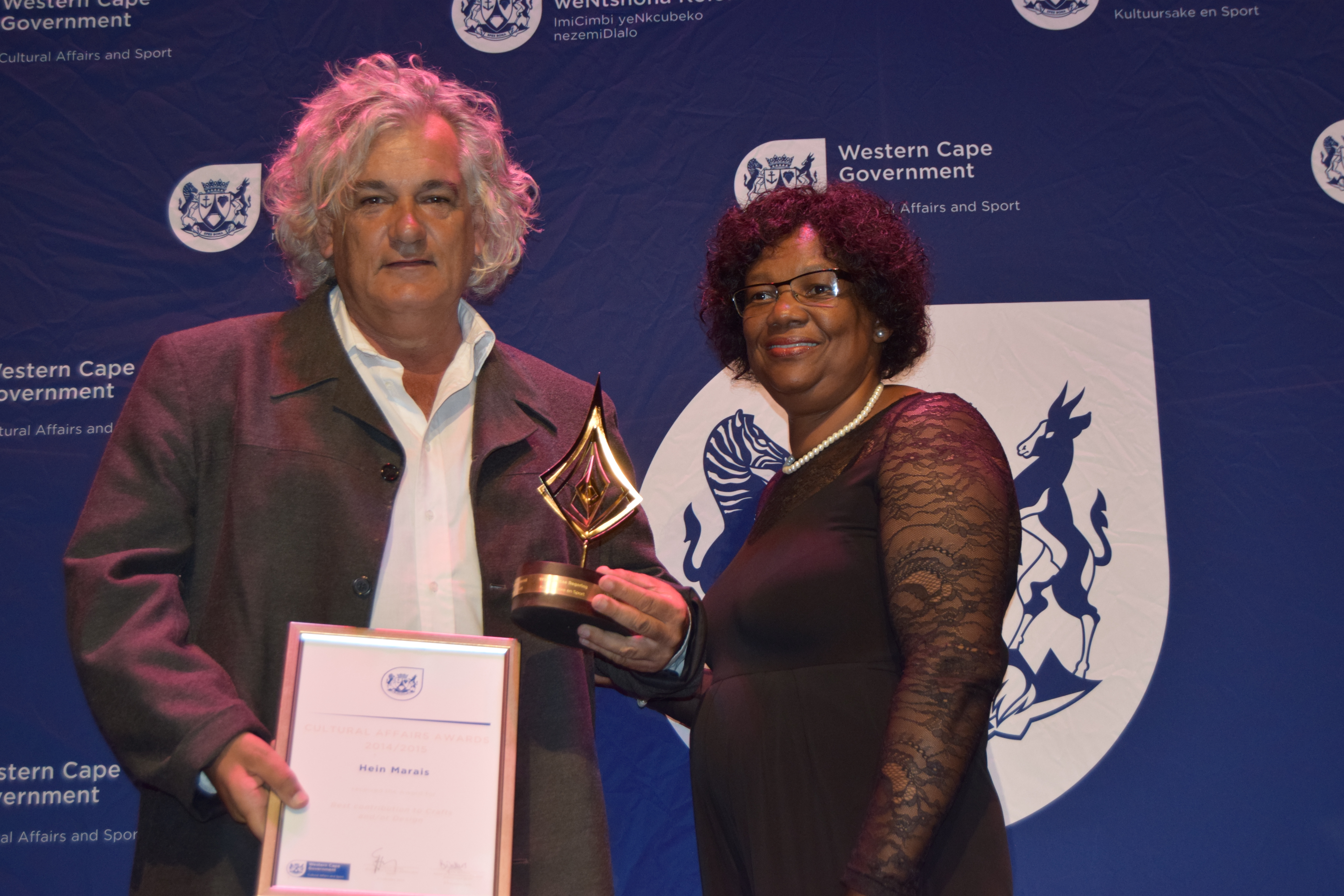 Hein Marais accepting his award for Best Contribution to Crafts and/or Design from Jane Moleleki