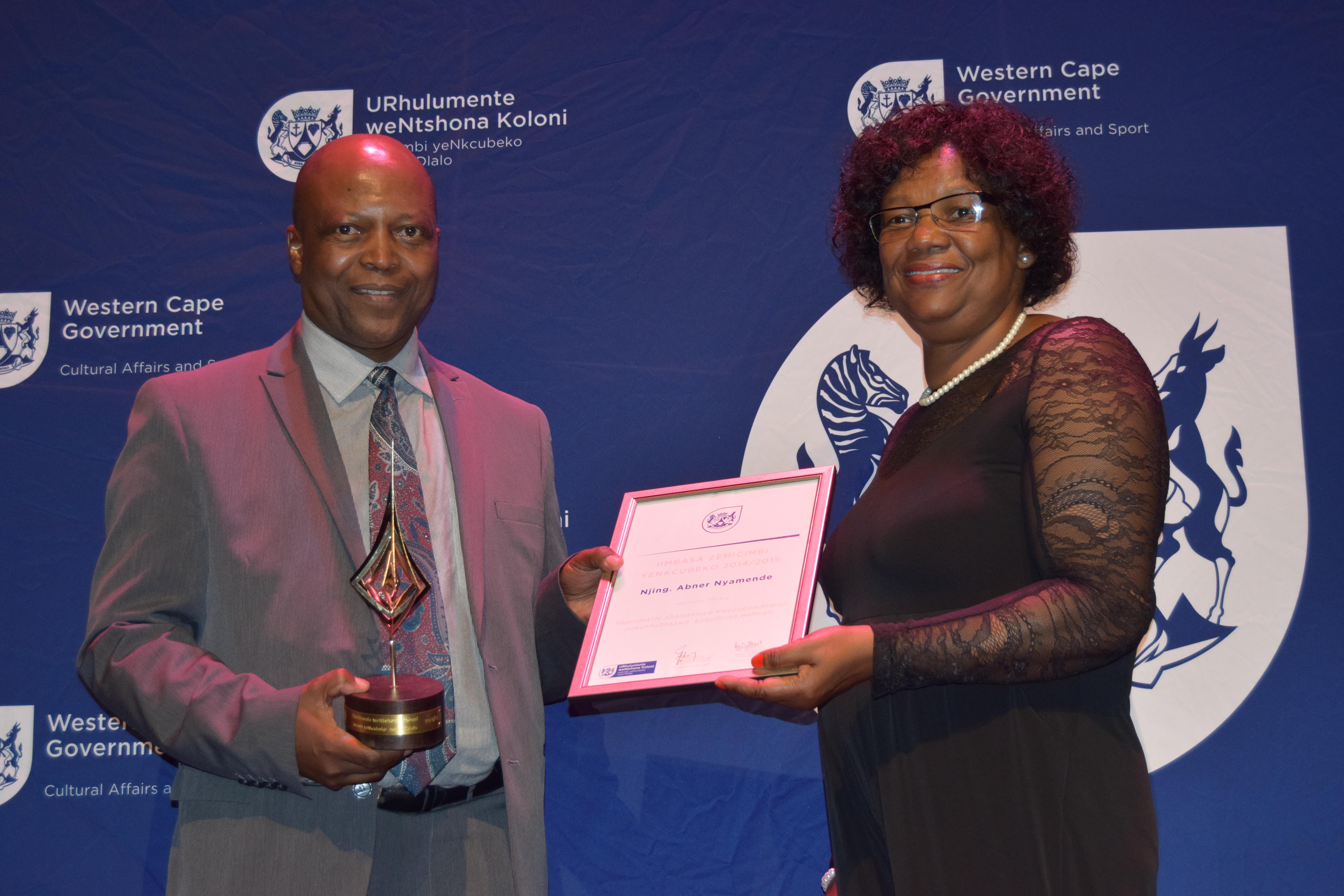 Prof Abner Nyamende receiving an award for Best Project for the Preservation and Promotion of Indigenous Arts from Jane Moleleki