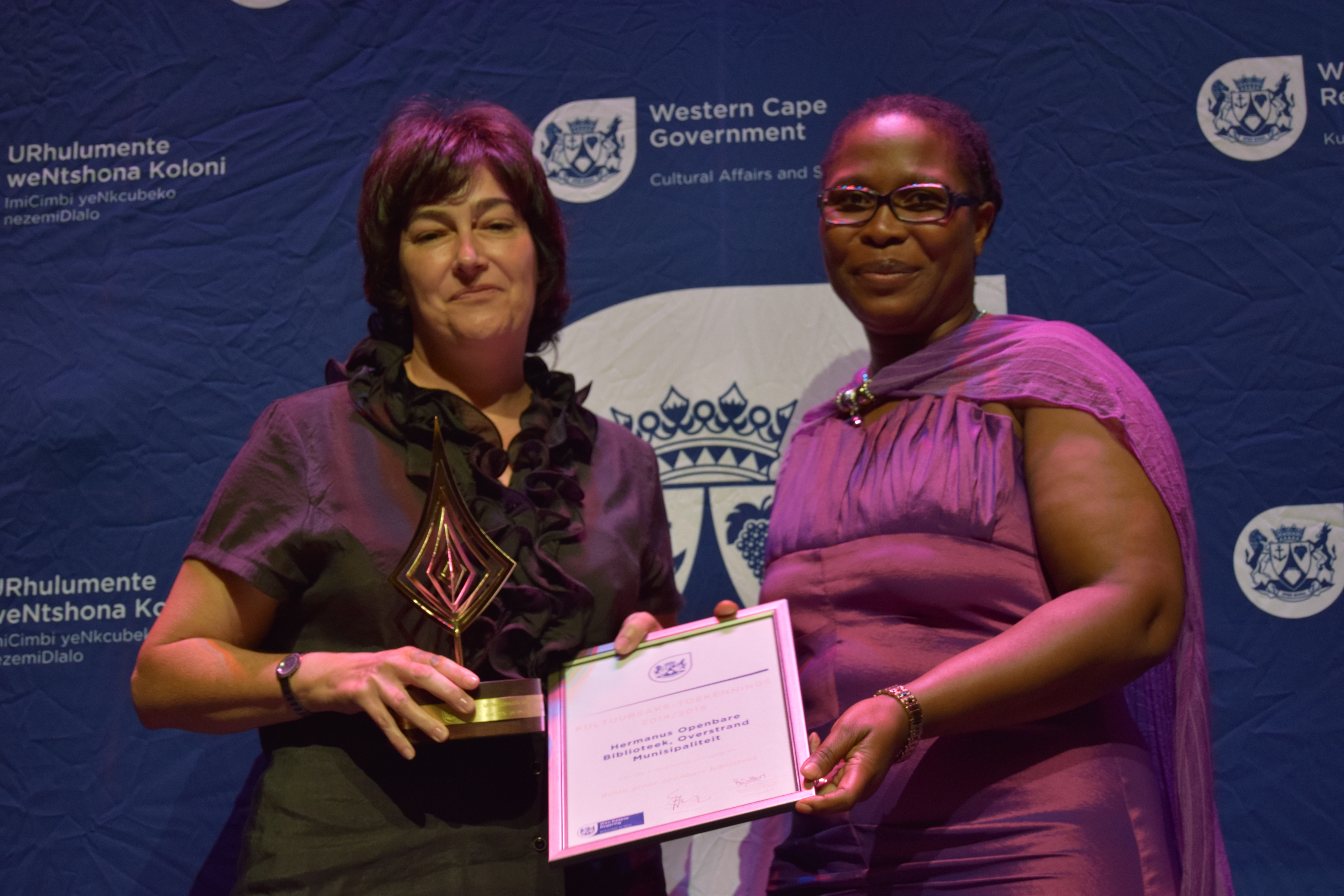 A representative from Hermanus Public Library receiving the award for Best Big Public Library from Nomaza Dingayo