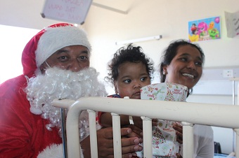 father-christmas-with_patients.jpg