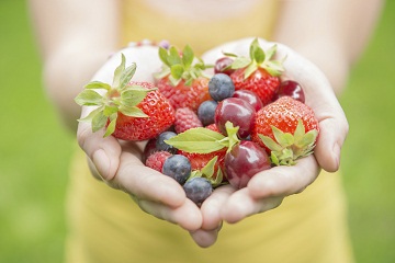 healthy-eating-hands-fruit