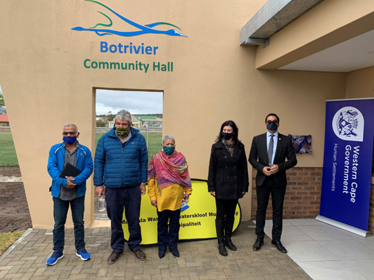 L – R: Deputy Mayor Karel Papier, Theewaterskloof Speaker, Danie Du Toit, local Ward Councillor, Alderwoman Pearl Stanfliet, Executive Mayor Christelle Vosloo and Western Cape Minister of Human Settlements, Tertuis Simmers