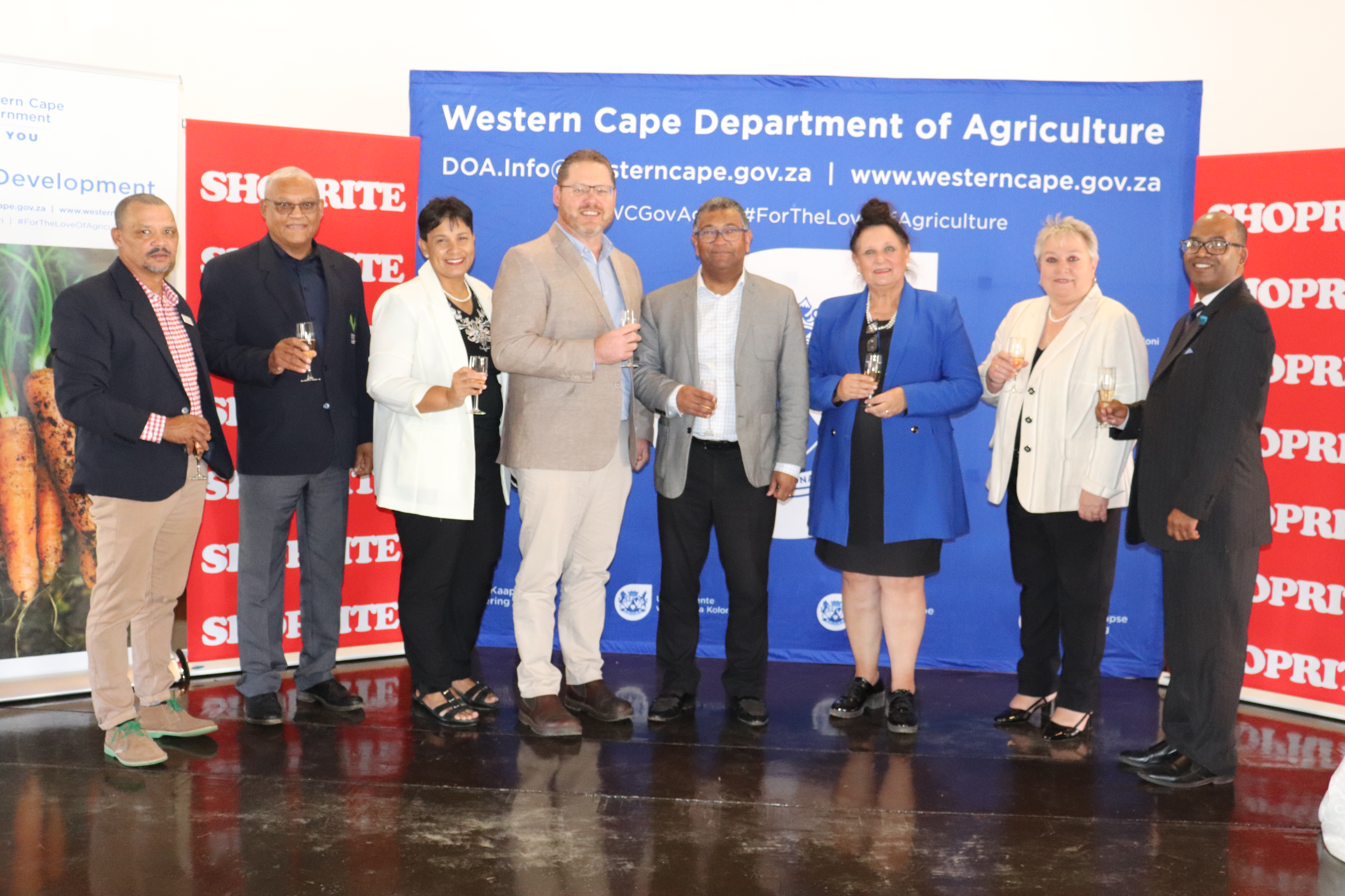 Mr Vivian Jakobs, 2023 winner: WC Prestige Agri Worker of the Year, Mr Wimpie Paulse, Chairperson: WC Prestige Agri Worker Forum, Ms Jacqueline Pandaram, WCDoA Chief Director: Rural Development, Mr Pieter van Zyl, General Manager: Procurement, Shoprite Fr