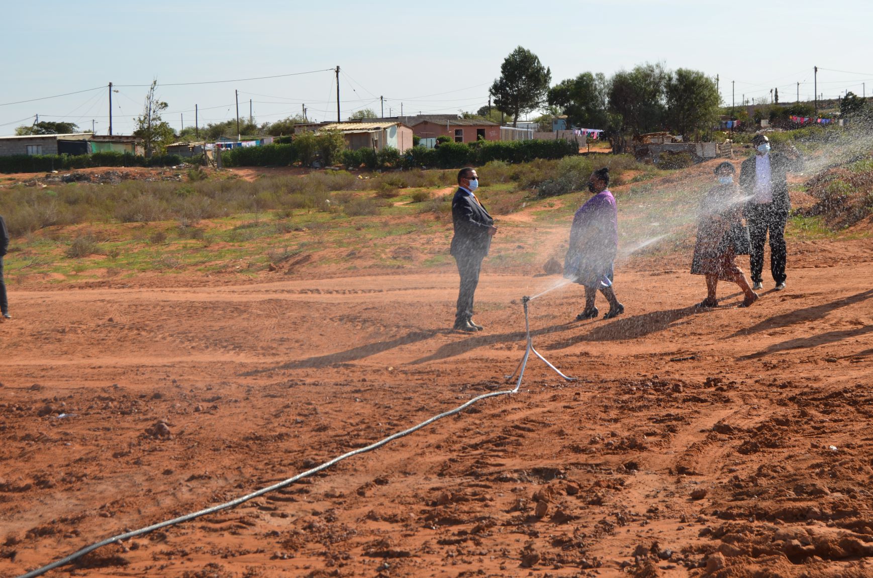 Irrigation with ministers Didiza and Meyer in the background