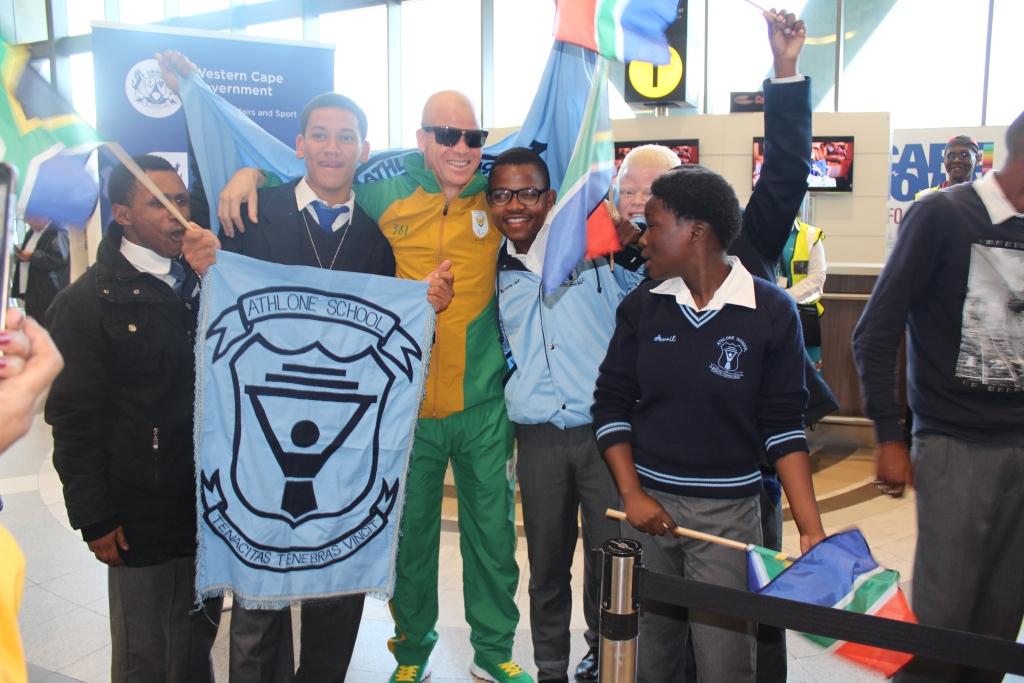 Kids were ecstatic when Paralympian Hilton Langenhoven entered the airport