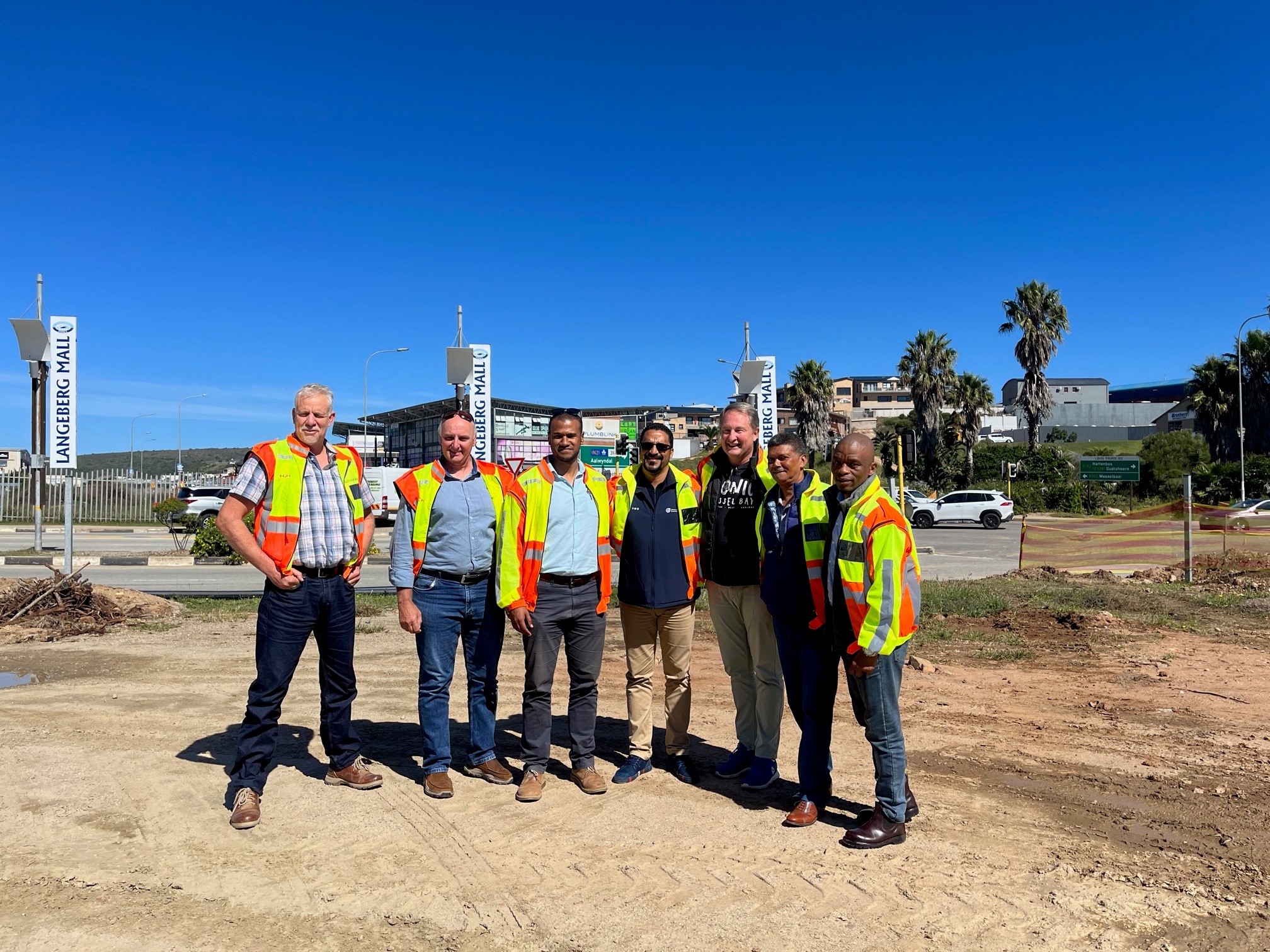 Hermanus Botha (Hatch Consulting), Craig Bradley (Hatch Consulting), Keegan de Waal (Department of Infrastructure), Minister Tertuis Simmers, Anton Dellemijn (Mossel Bay Councilor), Clifford Bayman (Mossel Bay Deputy Mayor), Xolani Bekani (Entsha Henra).