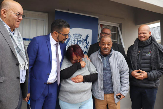 First-time homebuyers at the Mill Park Development in Bredasdorp received their house keys from Provincial Minister of Infrastructure, Tertuis Simmers, and Cape Agulhas Executive Mayor, Paul Swart 