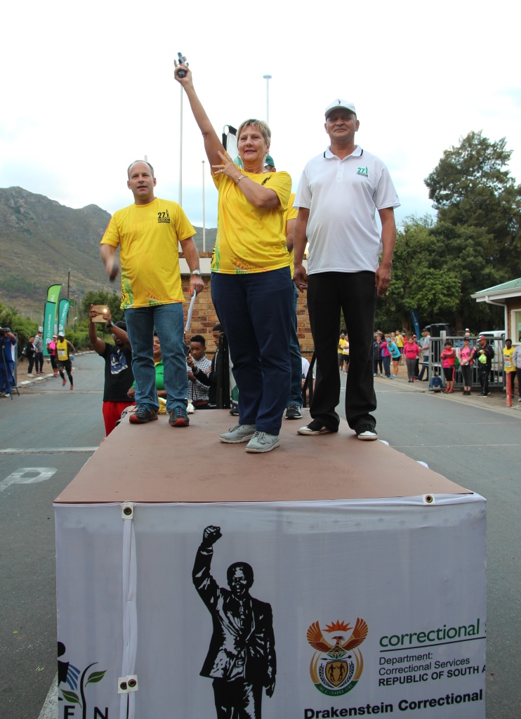 Minister Anroux Marais starts the 27 km race.