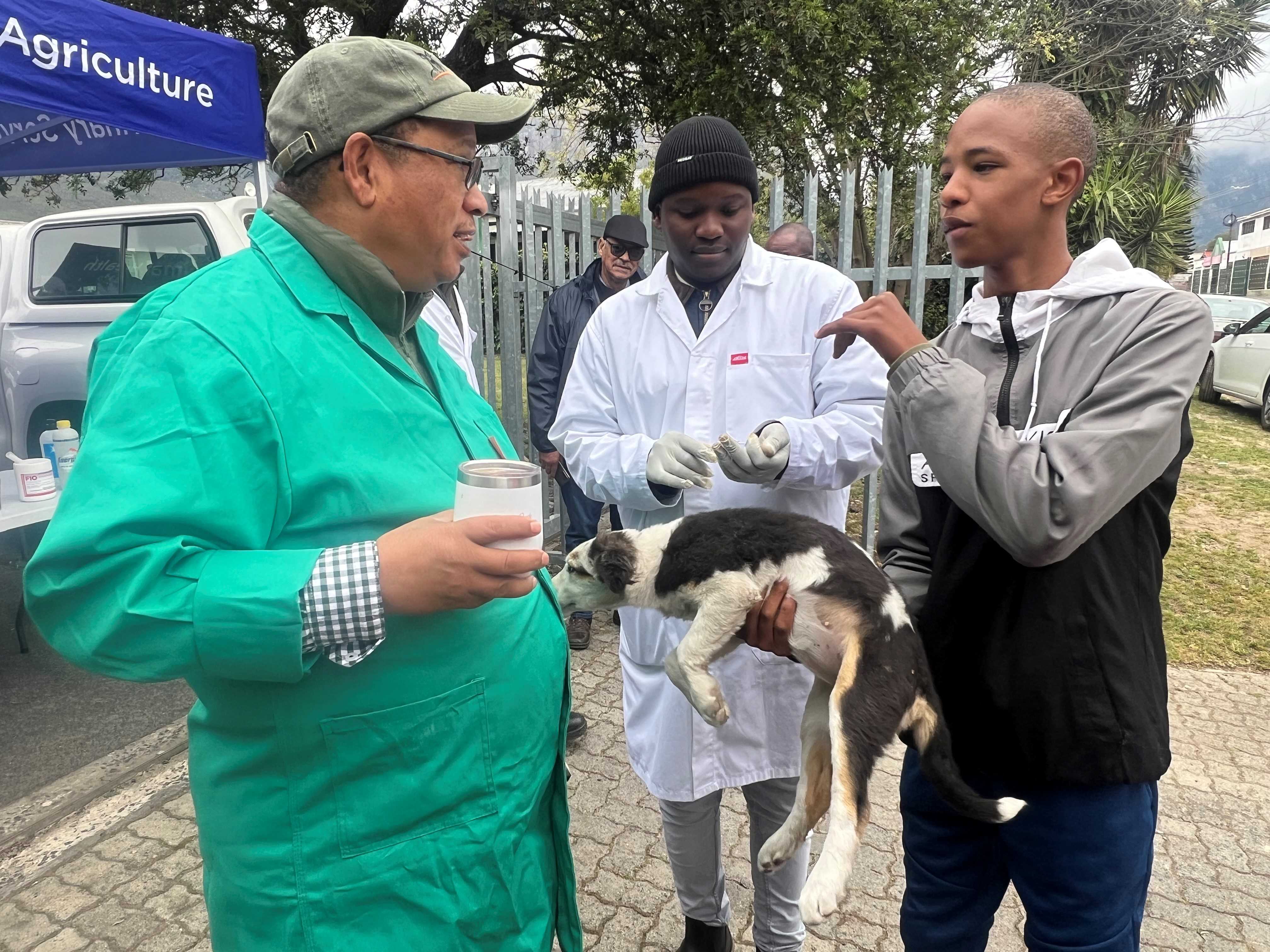 Minister Meyer in conversation with a local pet owner