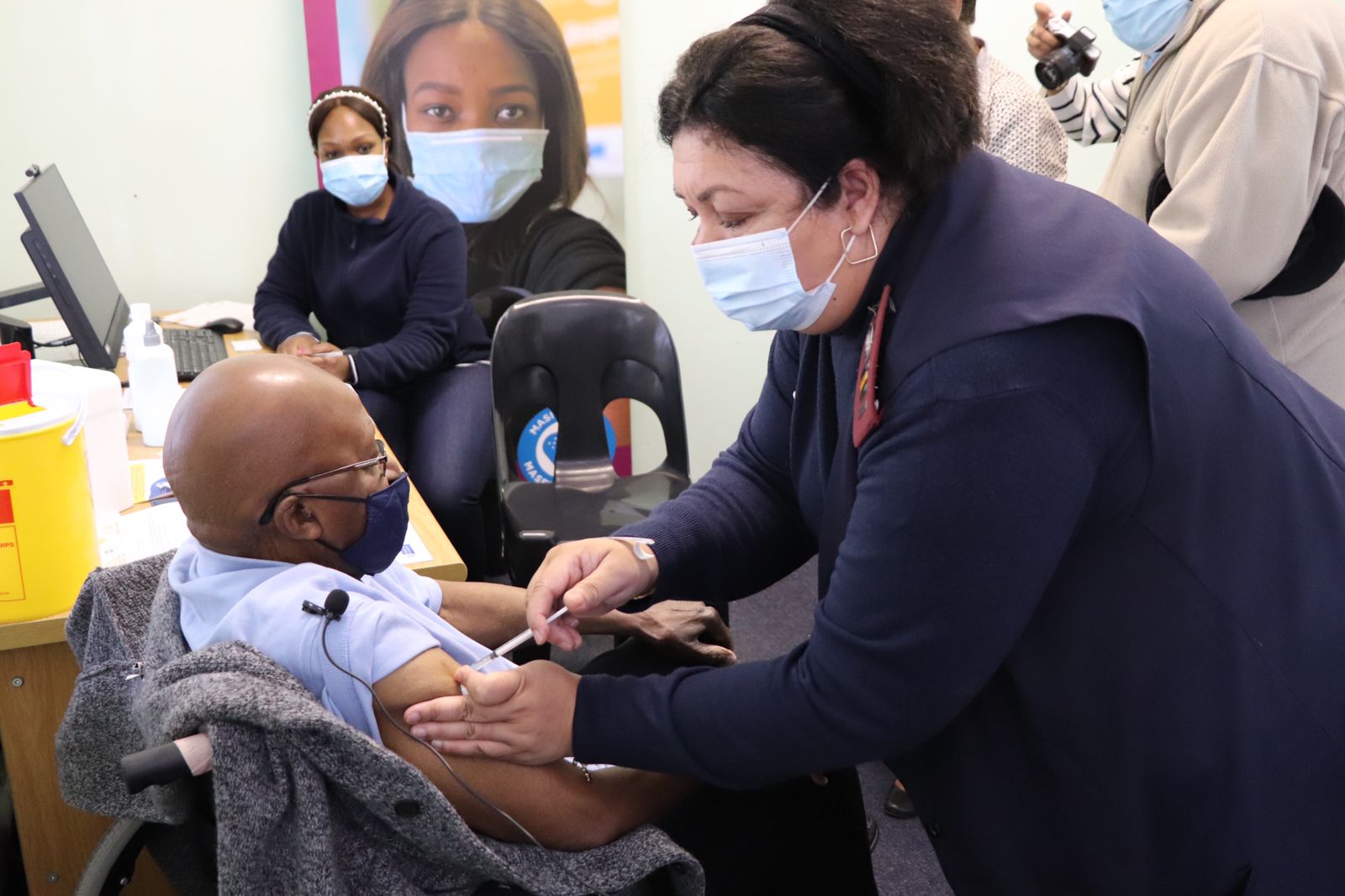 Emeritus Archbishop Tutu getting COVID-19 vaccine photo 2