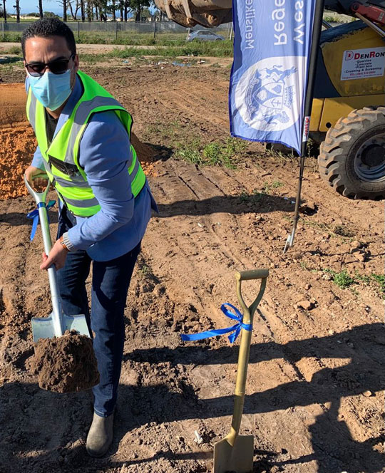 Qolweni sod-turning - Minister of Human Settlements, Tertuis Simmers