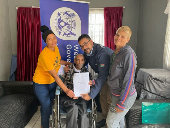 73-year-old Ravensmead resident receives title deed from Western Cape Minister of Infrastructure Tertuis Simmers