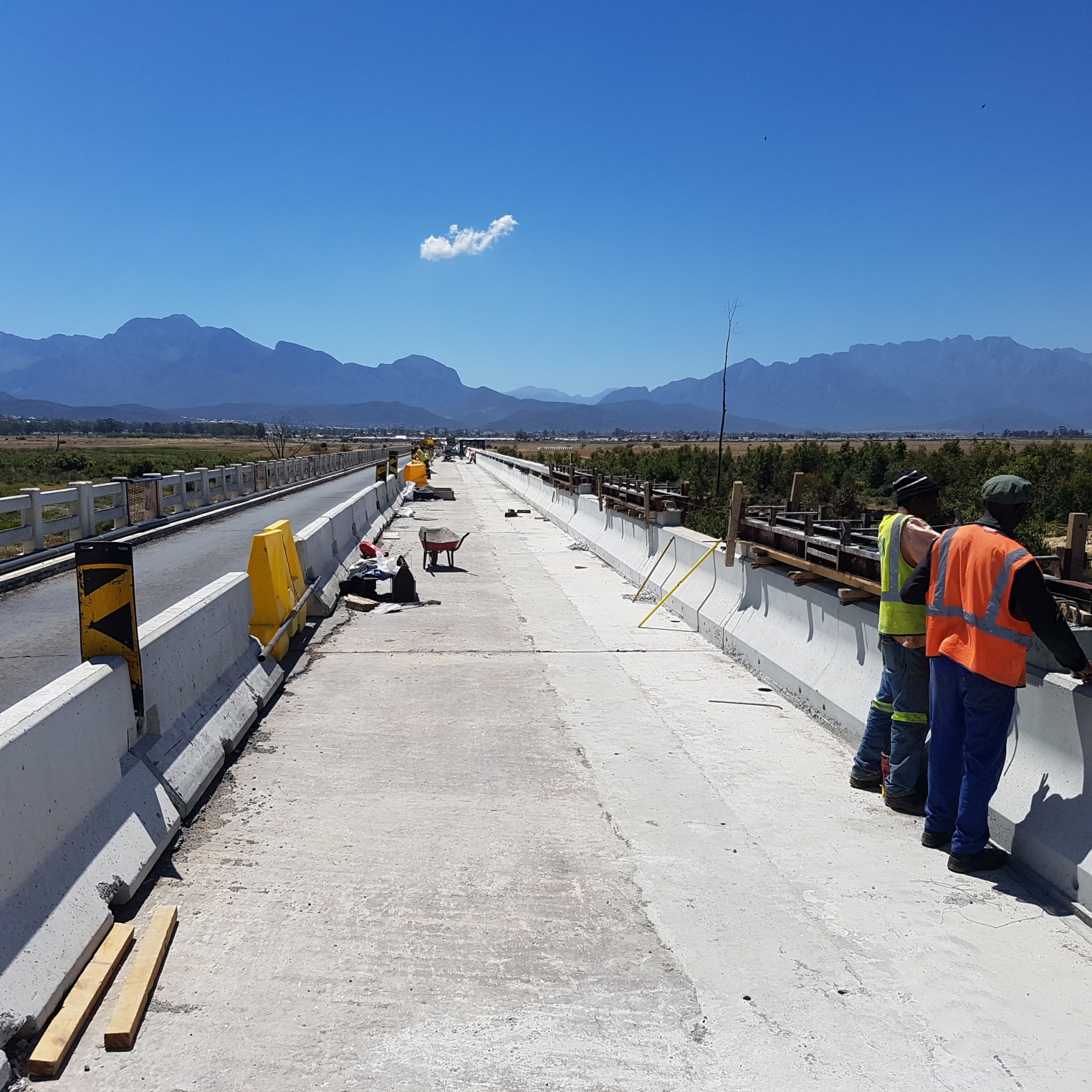 Roadworks on the Breede River Bridge under way.