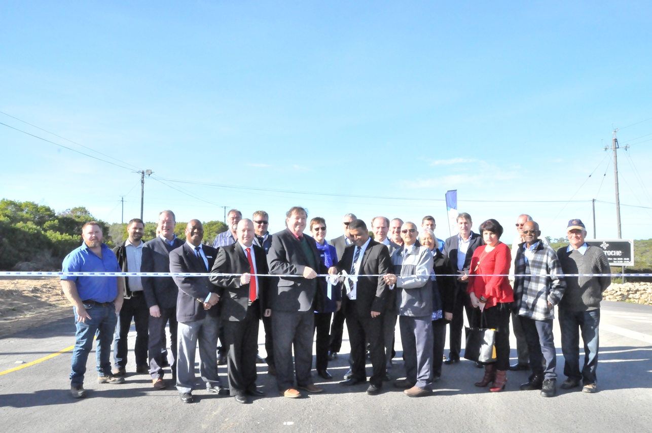 Minister Grant, Executive Mayor of the Hessequa Municipality, Mr Grant Riddles, with officials from the Hessequa Municipality, the Department of Transport and Public Works, and the project team during the ribbon-cutting ceremony.