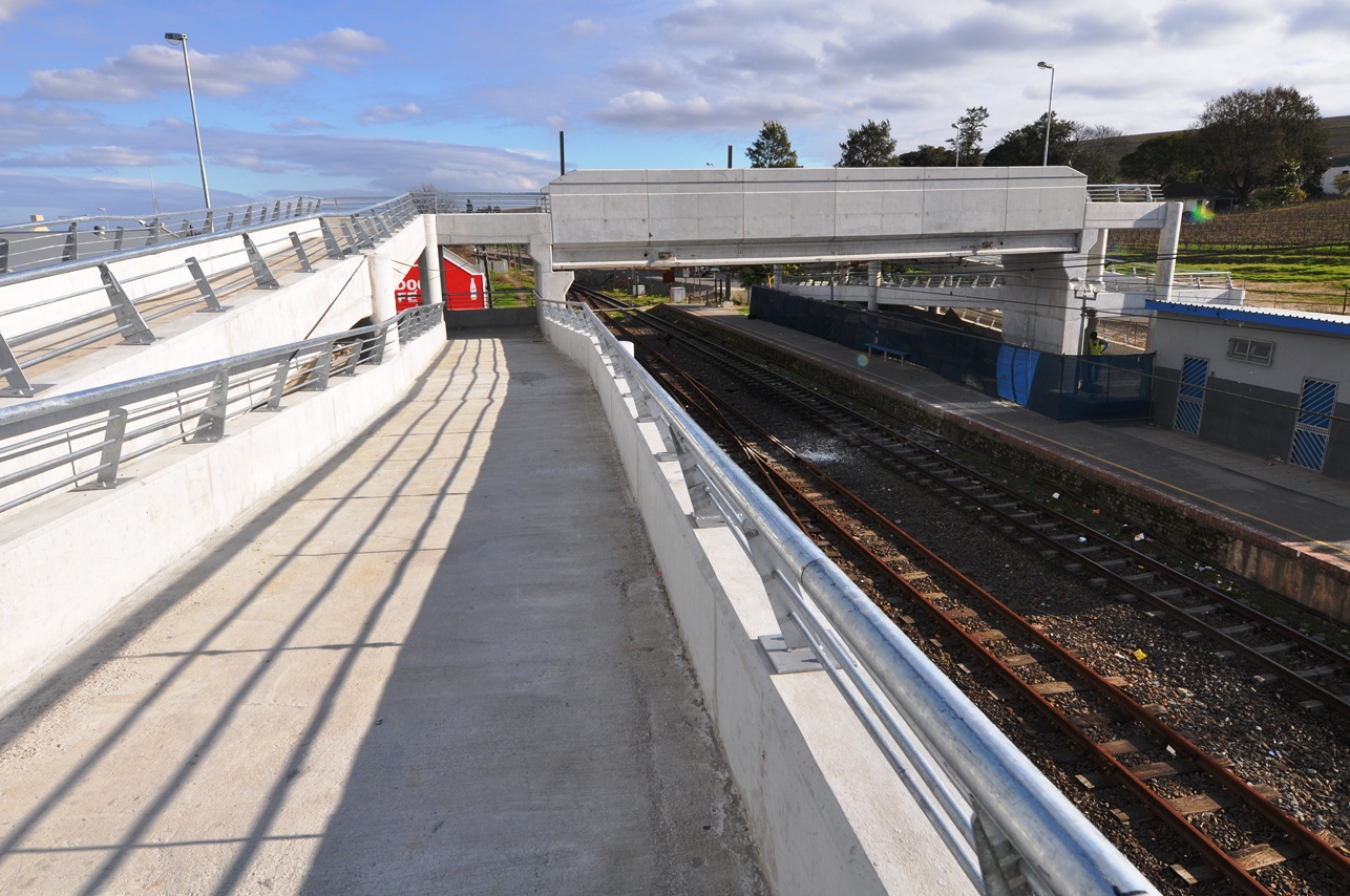 The footbridge is wheelchair-friendly.