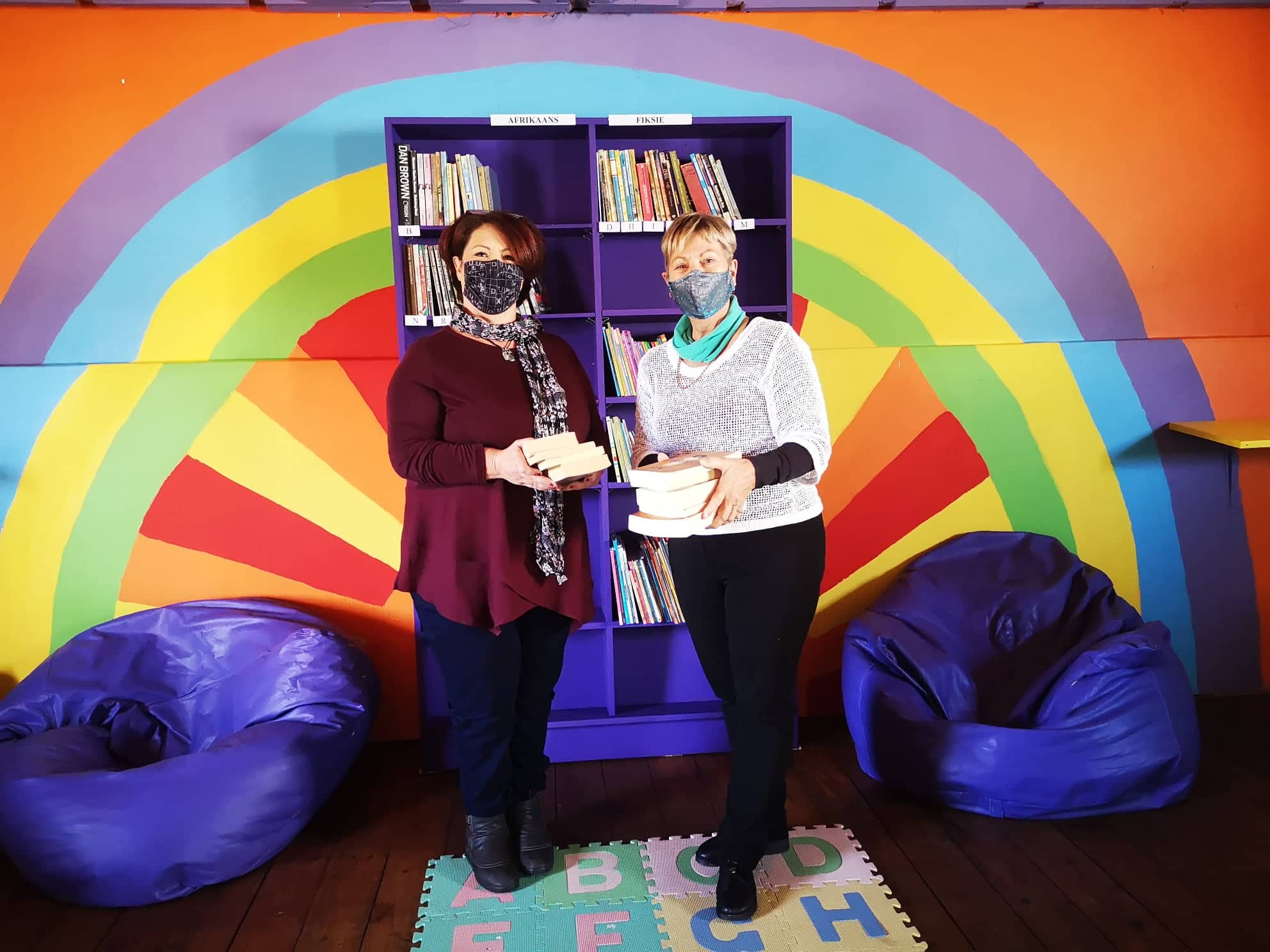 Minister Anroux Marais (right) donated books to the Togryers Museums in Ceres.