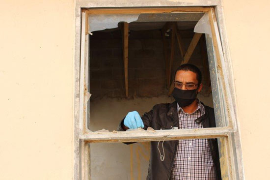 Provincial Minister of Infrastructure, Tertuis Simmers inspects a vandalised home