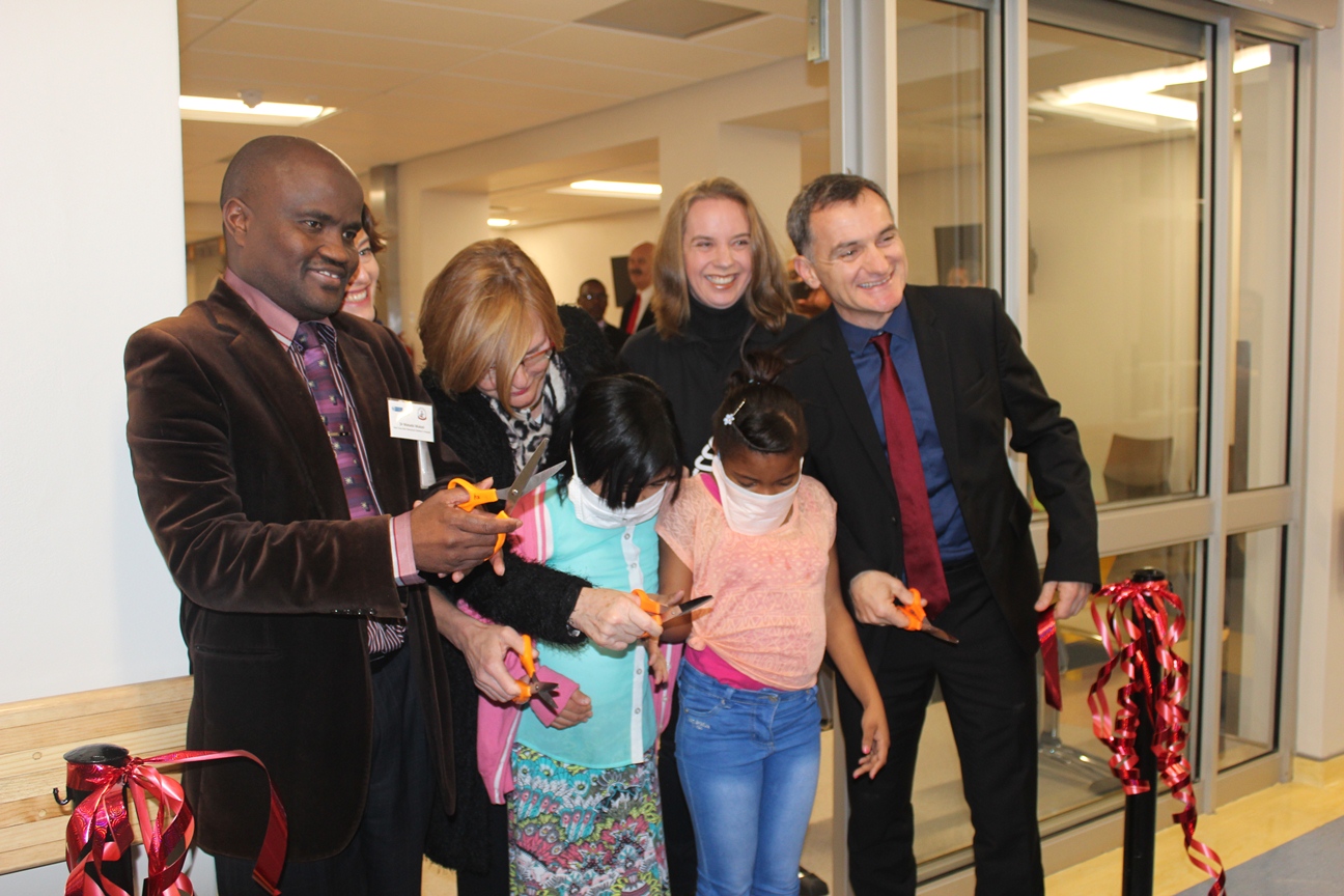 Dr Matodzi Mukosi (CEO: Red Cross War Memorial Children’s Hsopital, Premier Helen Zille, Dr Anita Brink (Head of Nuclear Medicine) and Spencer McNally (Chairman of the Children’s Hospital Trust) with Kauthar Williams and Jamie Lee Kollie. 