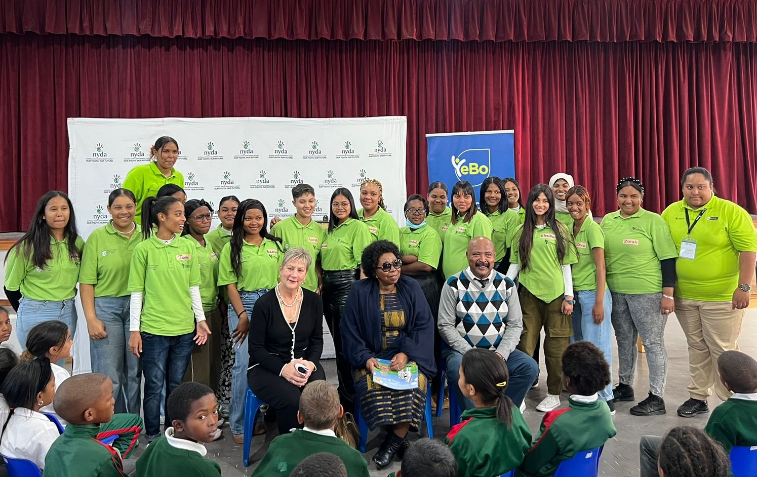 Minister Anroux Marais and Nkosazana Dlamini-Zuma with the Yeboneers who work in the programme.